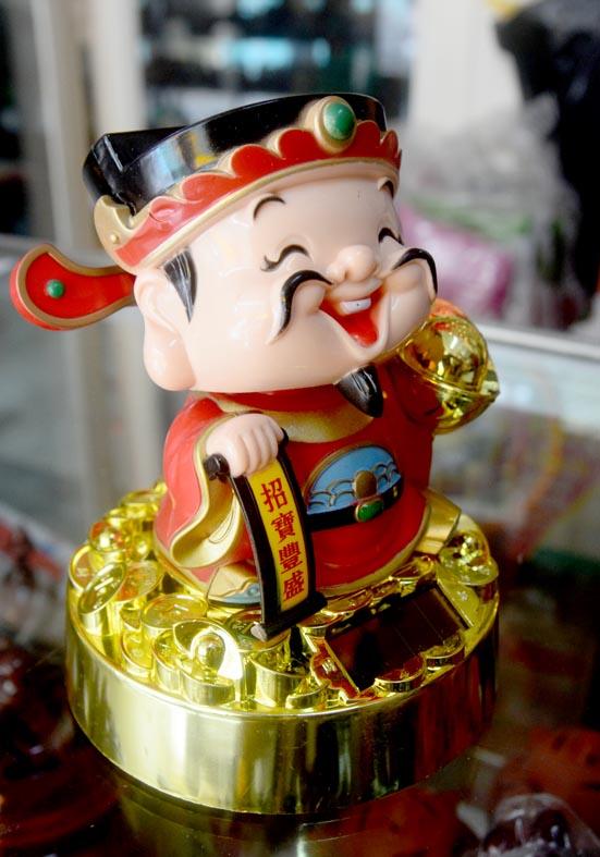 Thần Tài đế tròn nâng thỏi vàng gật đầu gọi khách năng lượng mặt trời -Nhiều cỡ