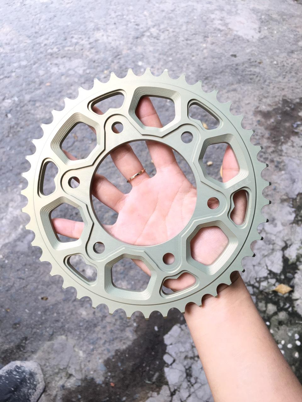 DĨA NHÔM ANODE 7075 CHO EXCITER150 M2 SIZE 43T