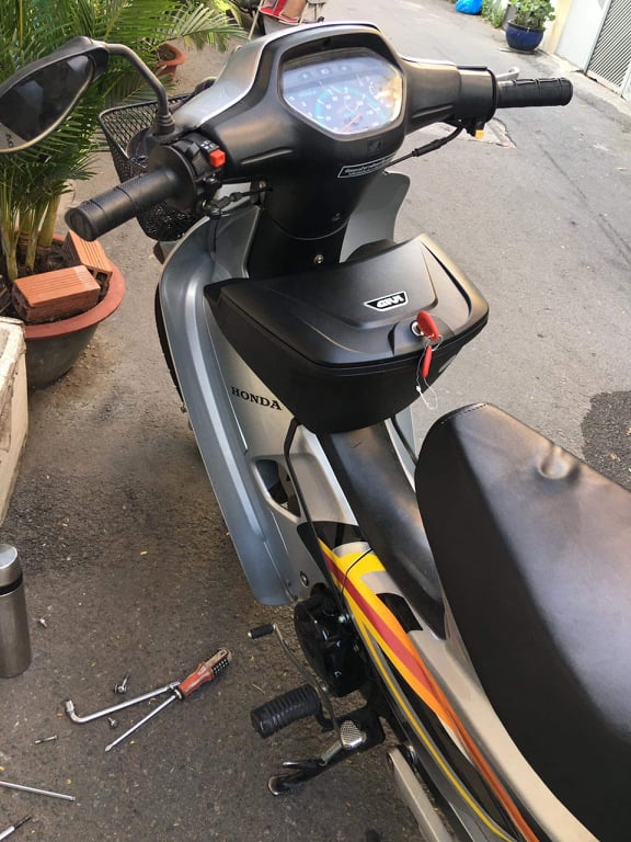 Thùng giữa Wave anpha mẫu Givi G10N kèm bát gắn