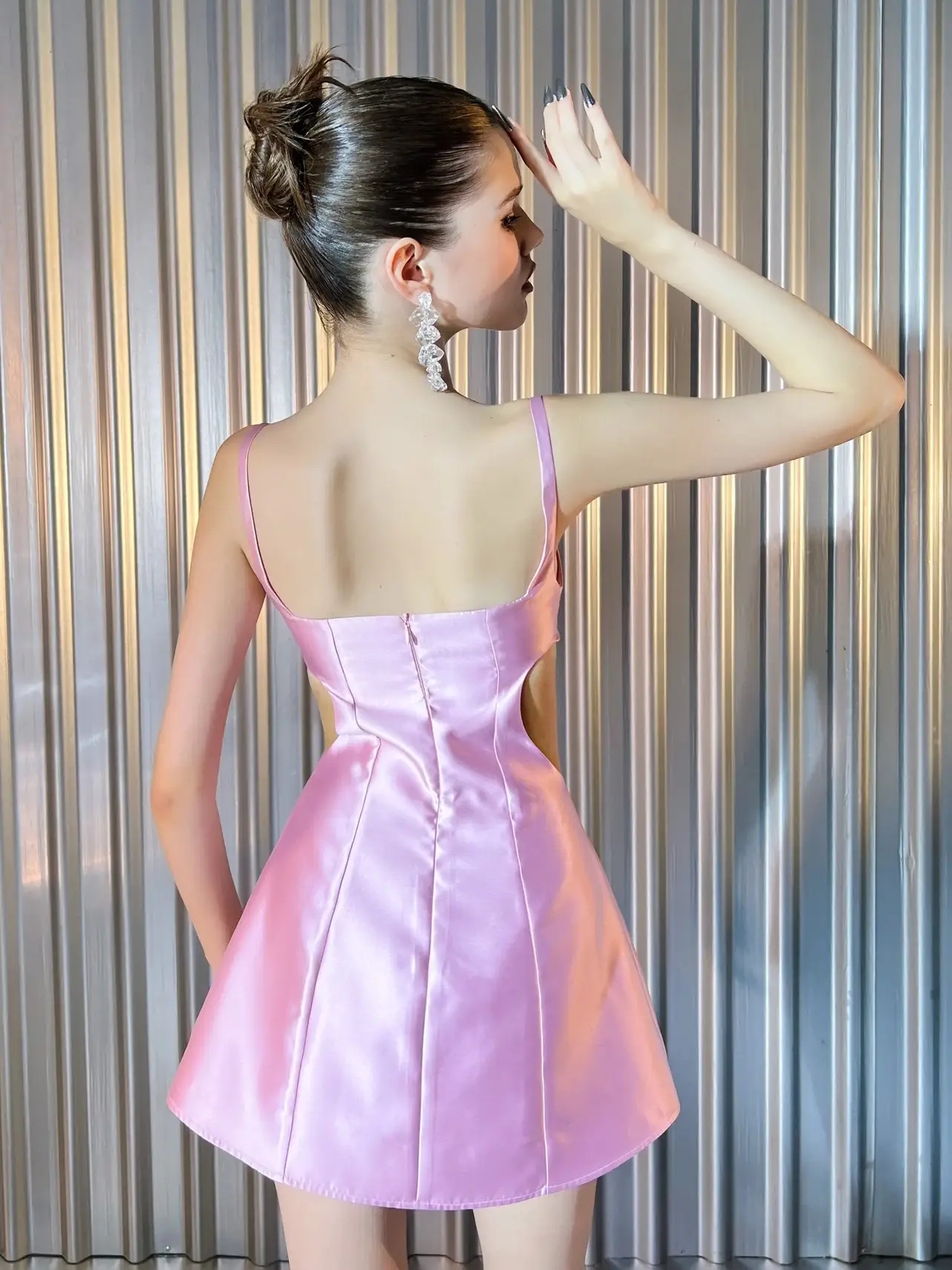 ELPIS - Đầm ngắn cutouts cổ tim (không kết cườm eo) FW22D90