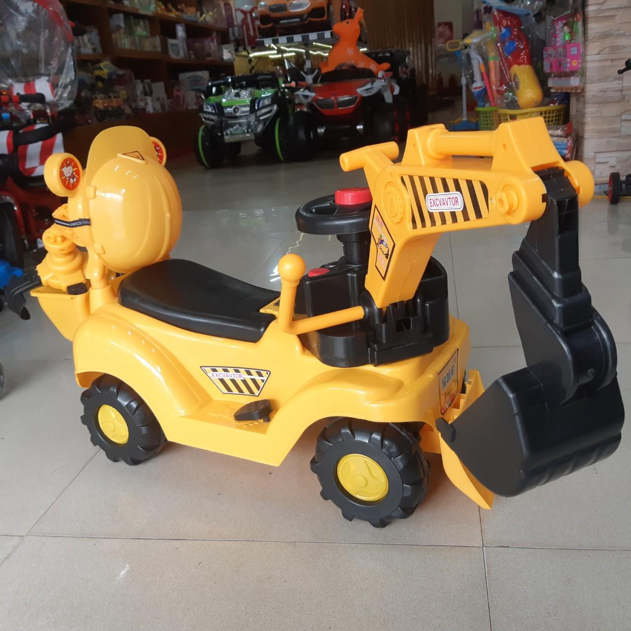 Xe chòi chân máy xúc điện cho bé (tặng kèm mũ bảo hiểm và gầu ngoạm)