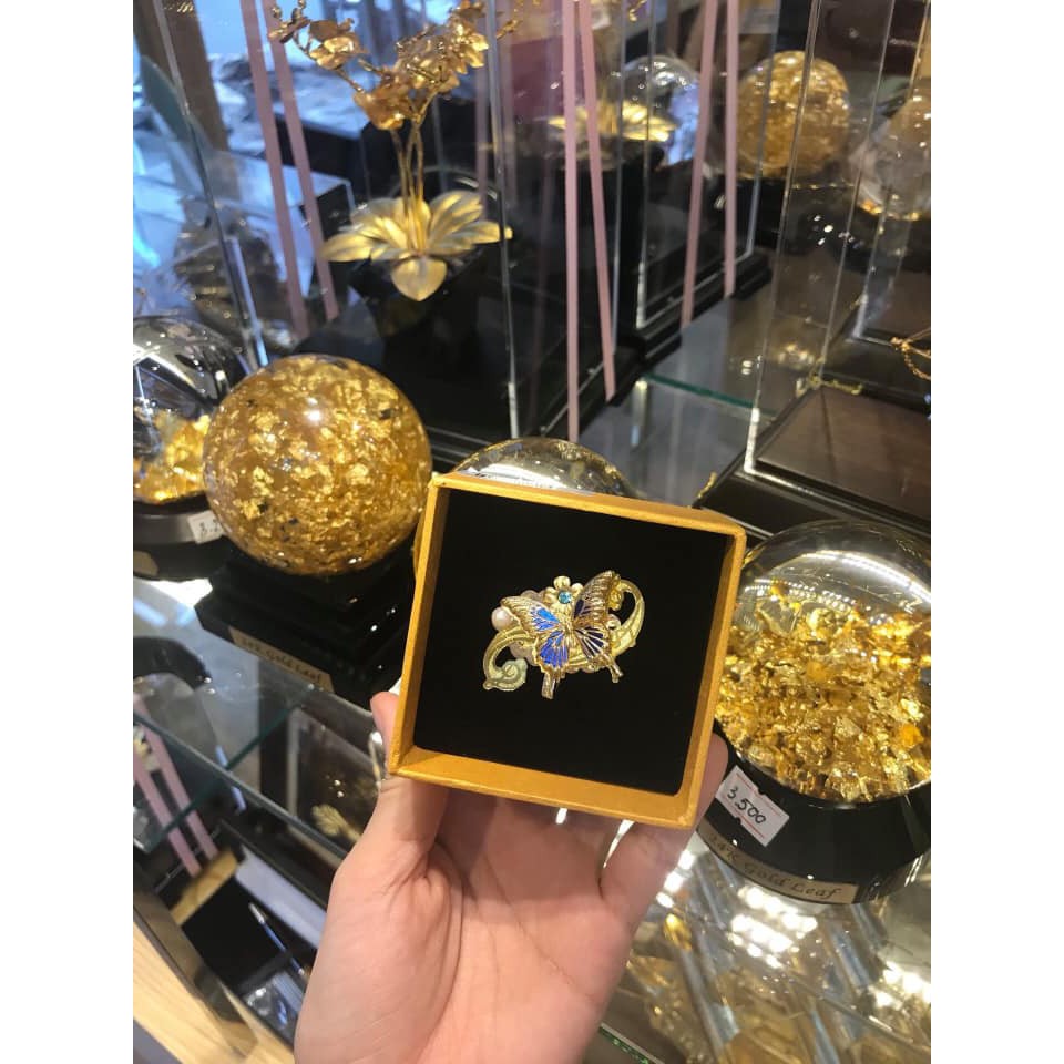 Gold inlaid corsage flower