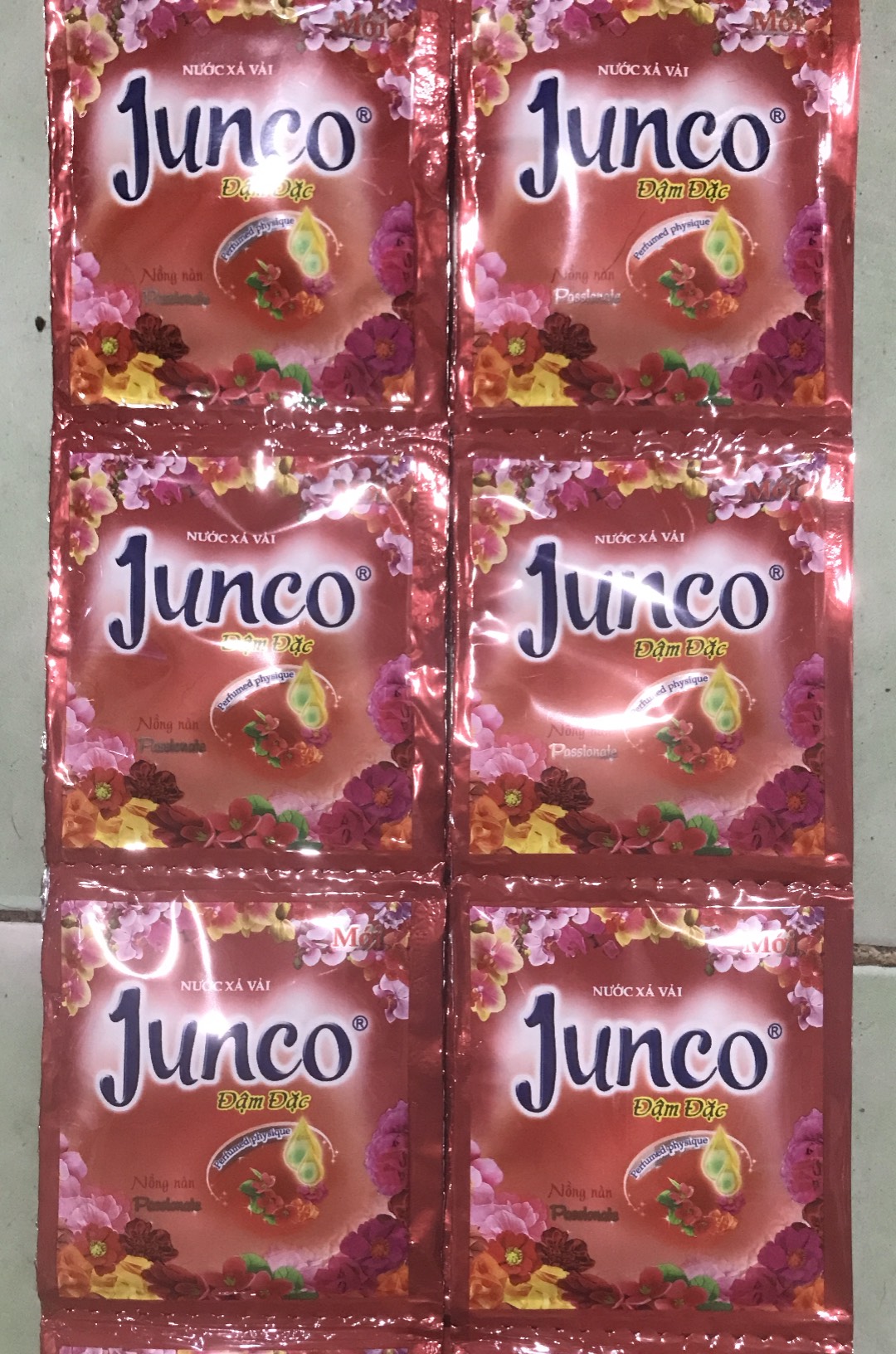 Nước xả quần áo Junco dây 10 gói các màu.