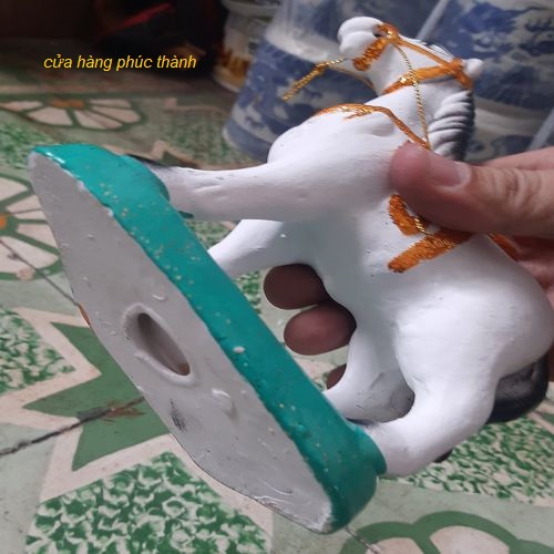 ngựa đất trắng ( đất num )