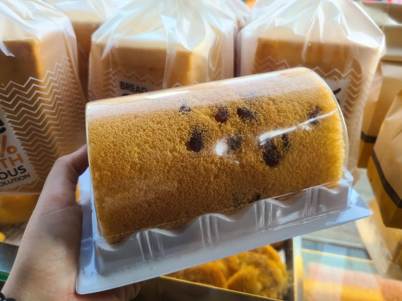 Bánh bông lan cuộn chà bông sốt bơ