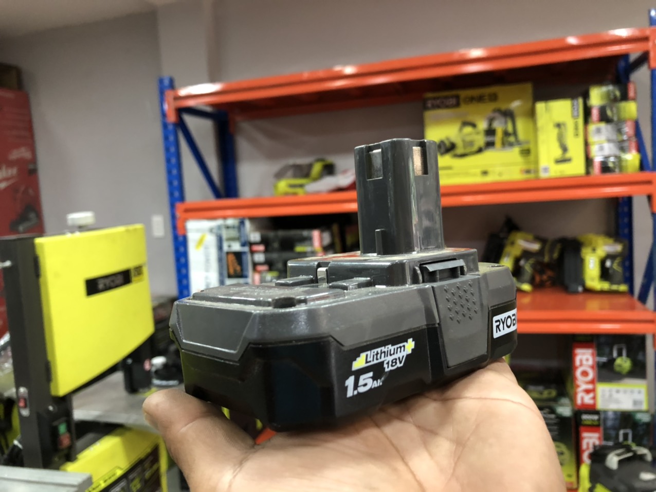 Pin lithium ryobi 18v 1.5ah rb18l15- 95% bảo hành 3 tháng