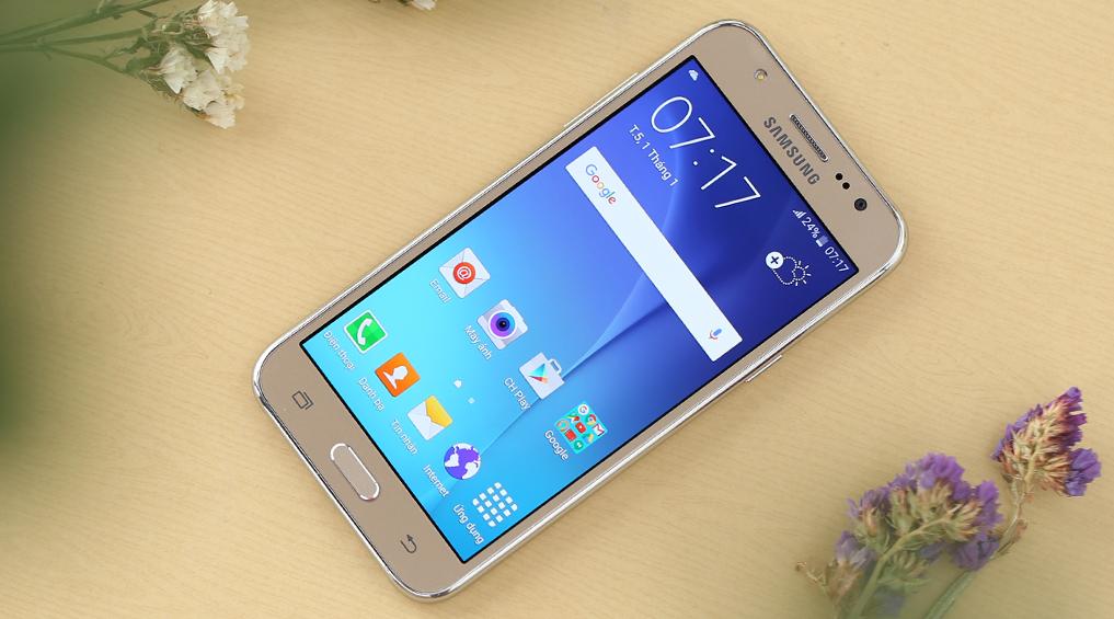 Điện thoại Samsung Galaxy J5 (2015) trưng bày