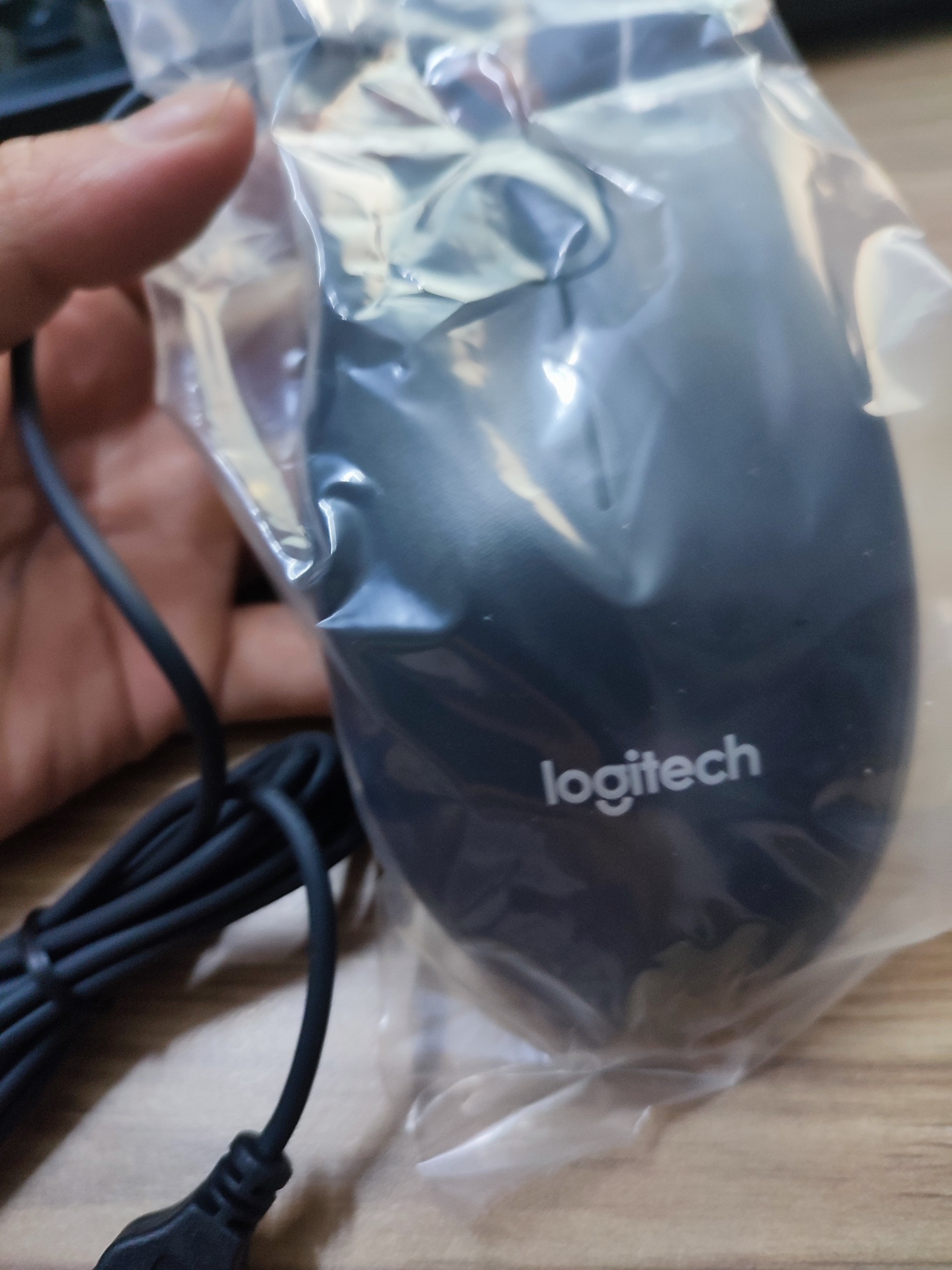 Chuột có dây Logitech B100, hàng chính hãng