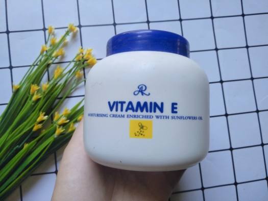 KEM DƯỠNG ẨM BODY AND FACE VITAMIN E THÁI LAN
