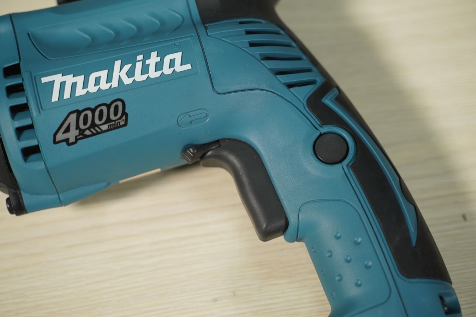 Máy bắt vít Makita FS4000