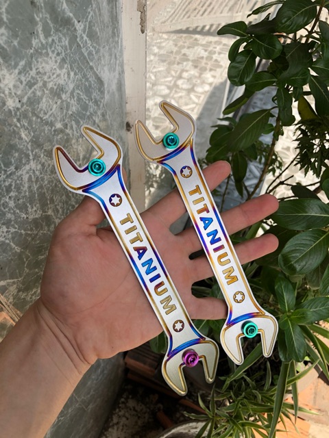 Titan thật Bảng tên hình cờ lê