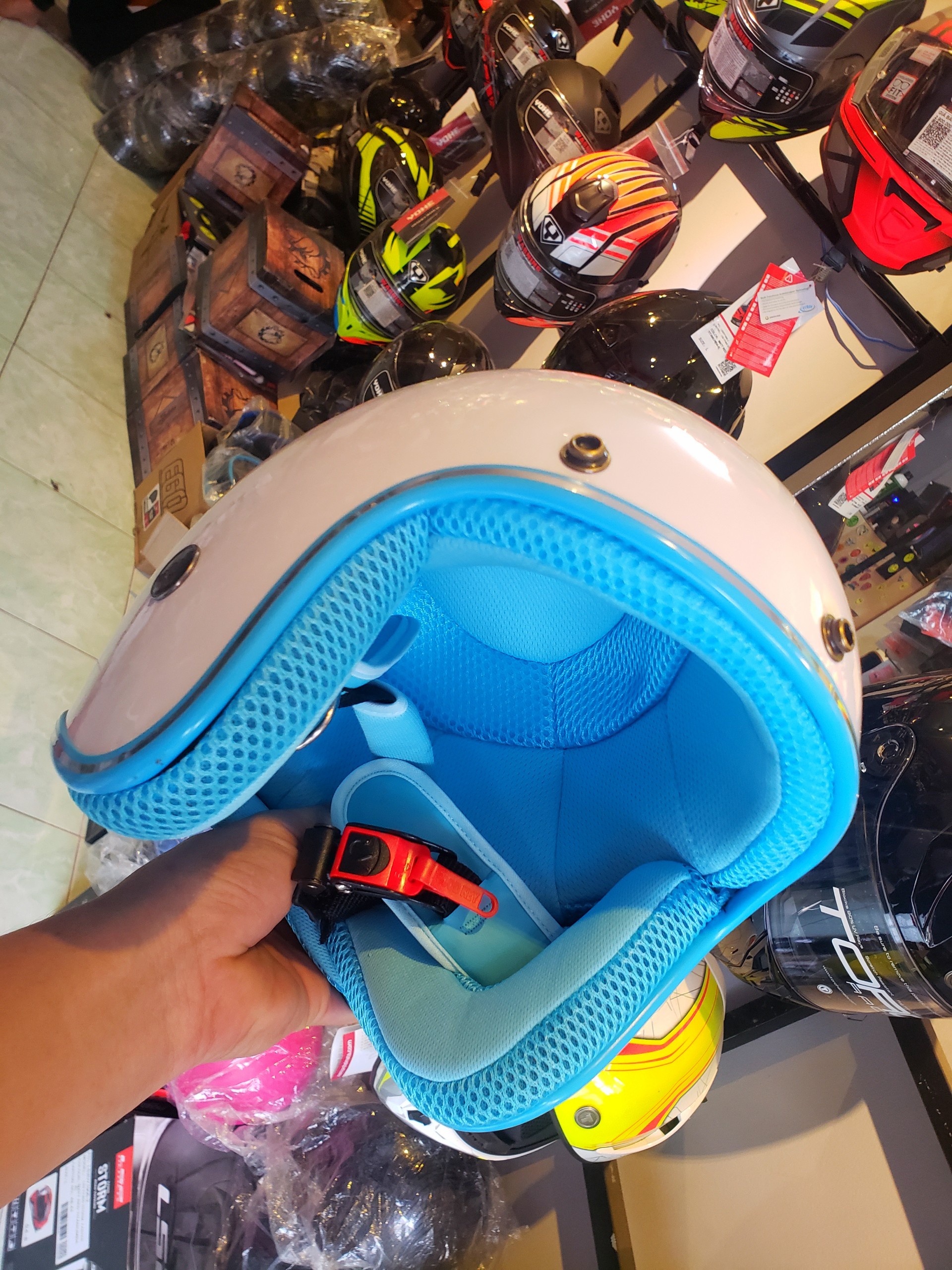 Nón bảo hiểm 3/4 trắng lót xanh