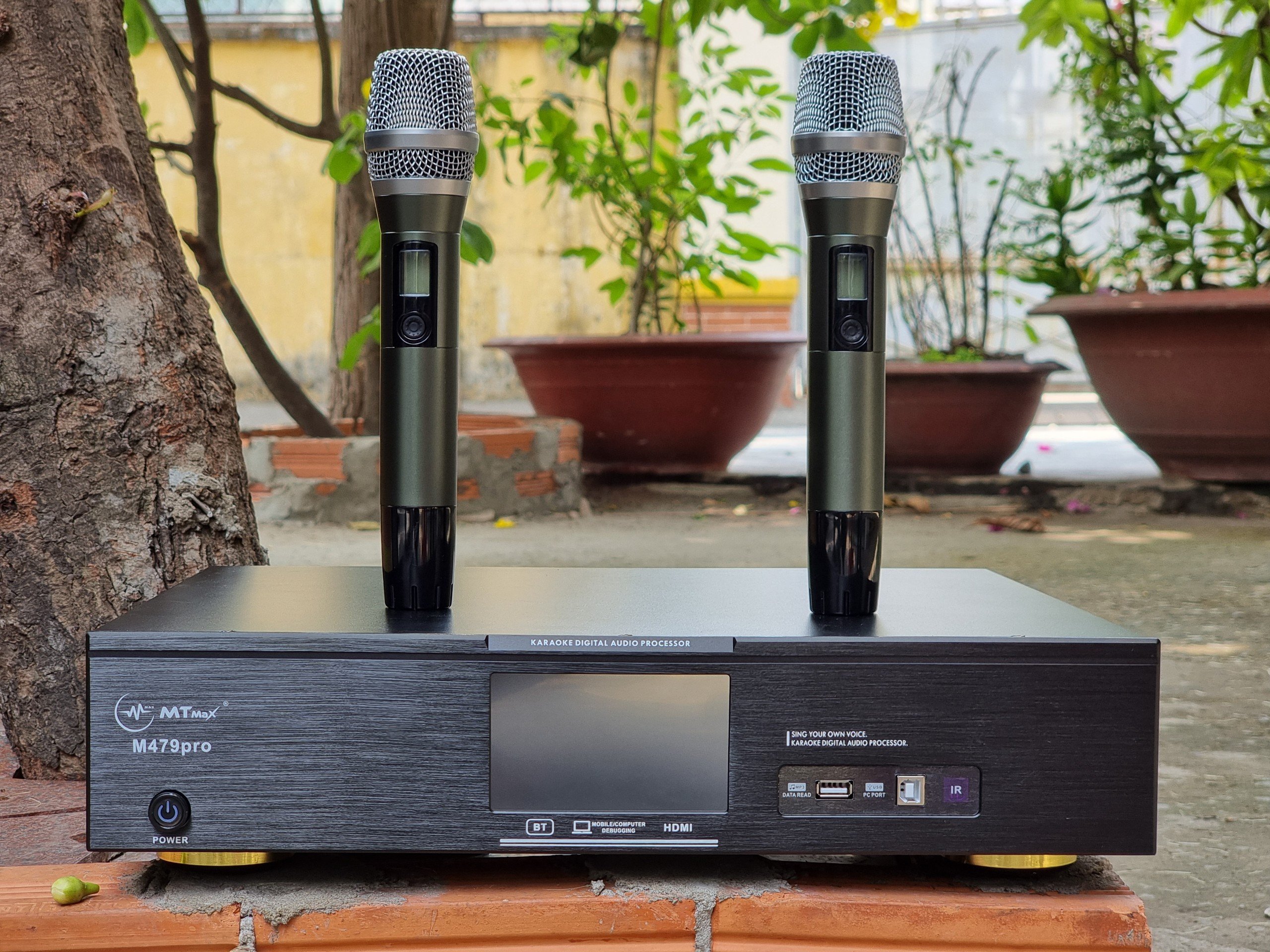 Đẩy liền vang MTMAX M479PRO 3 trong 1 màn hình cảm ứng full HD. Tính năng của chiếc cục đẩy công suất, kết hợp với vang số, giải mã, chống hú, nâng tiếng cho âm thanh. Bảo hành 12 tháng