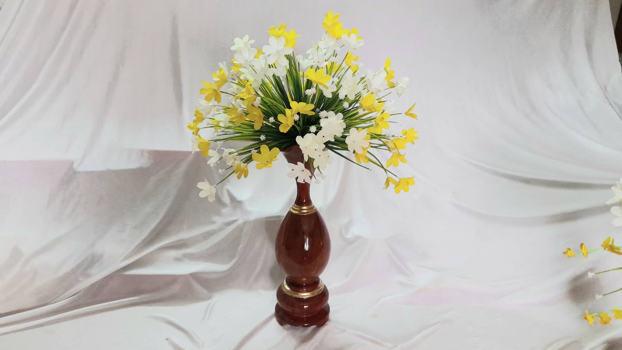 bình hoa thủy tiên gỗ xa cừ ( cả hoa bình cao 55 ngang 38)