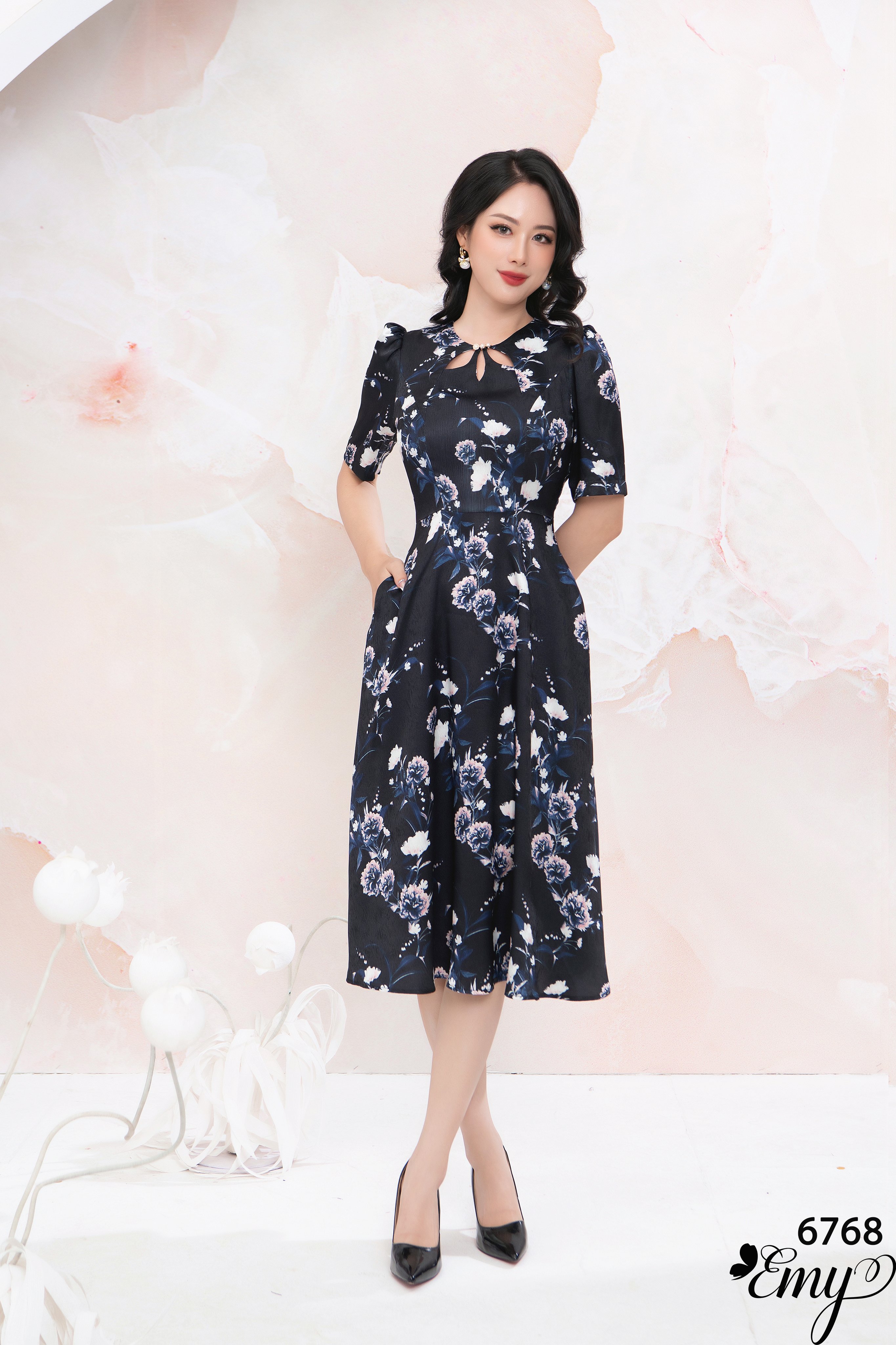 Đầm EMY EM6768 Xoè Cổ Tròn Khoét Giọt Nước