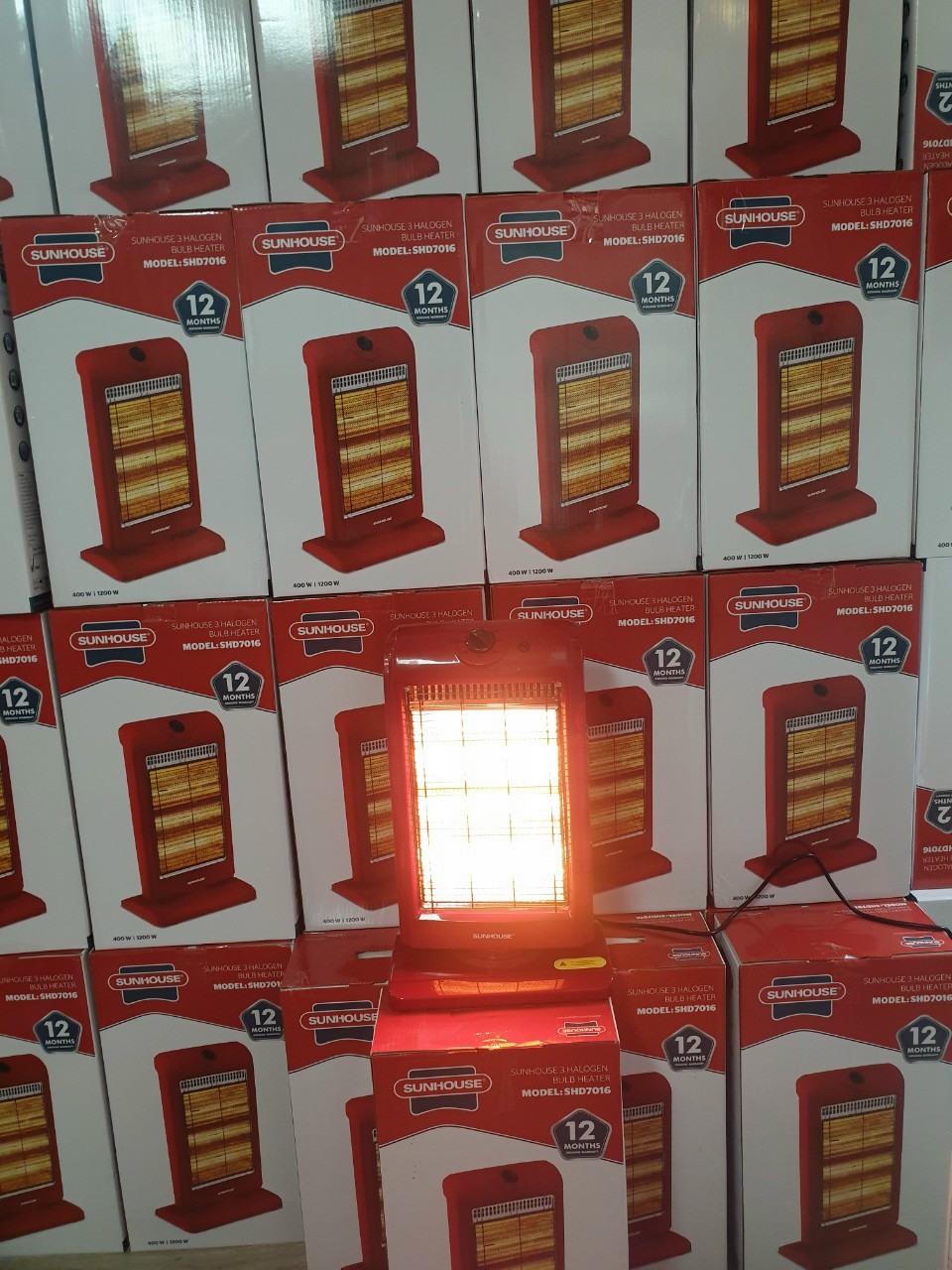 Sưởi điện hồng ngoại 3 bóng SHD7016 của Sunhouse. Khẳng định và đảm bảo hàng chuẩn, chính hãng, mới tinh 100% nguyên đai, nguyên kiện, bảo hành 12 tháng
