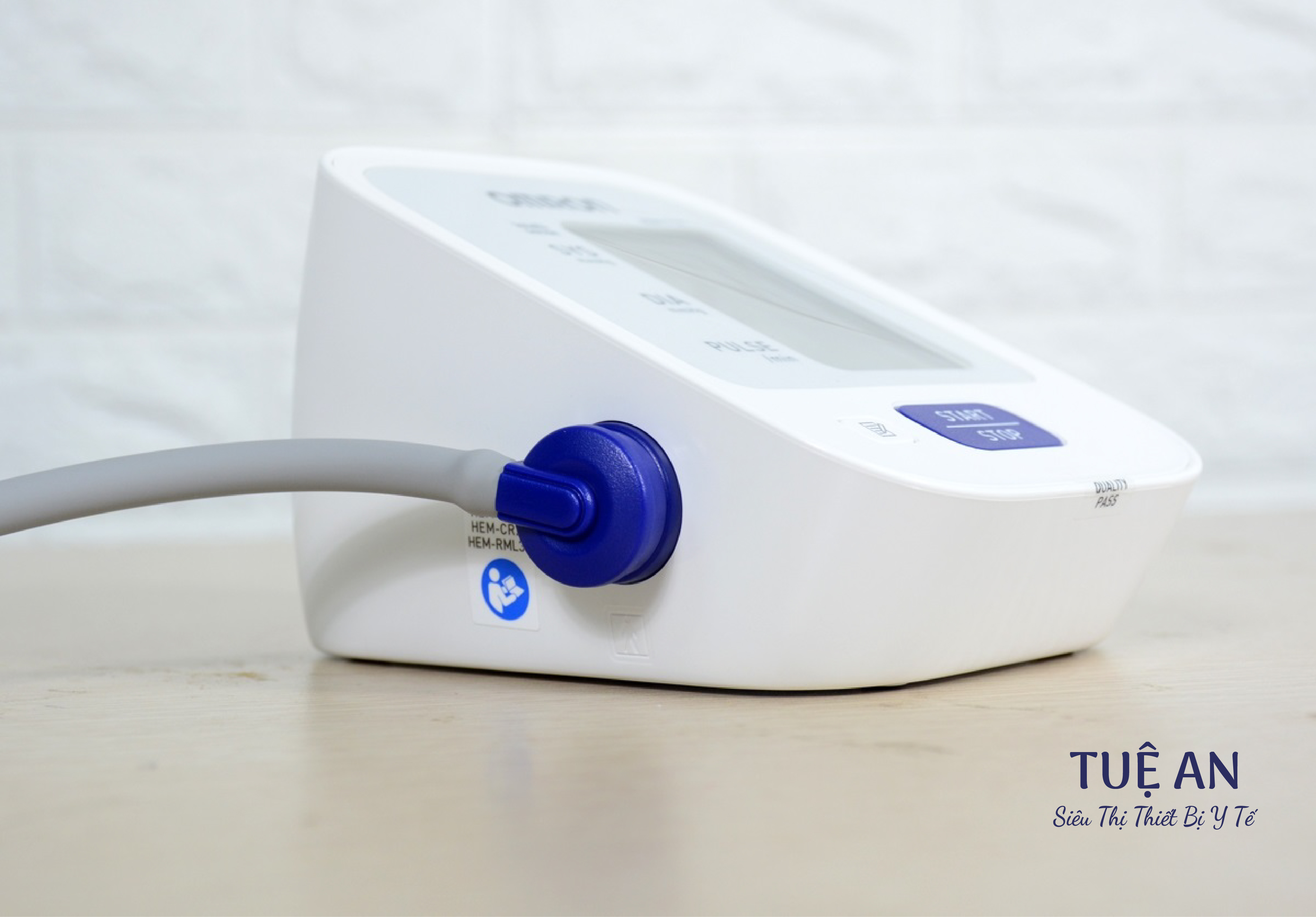 Máy đo huyết áp bắp tay Omron Hem-7121