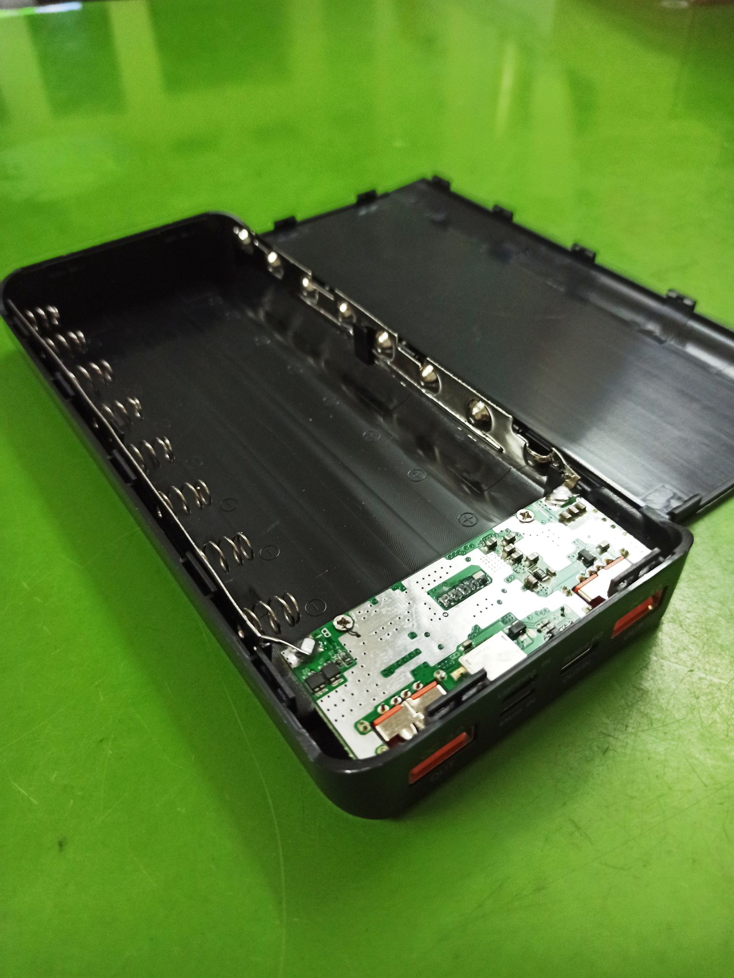 Box 8 cell sạc nhanh iphone type-c micro USB không pin đen