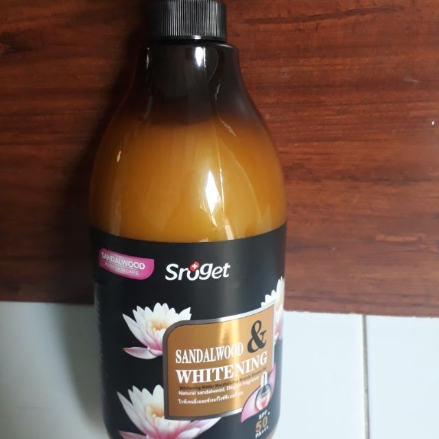 Sữa tắm Sroget mùi gỗ đàn hương từ Thailland