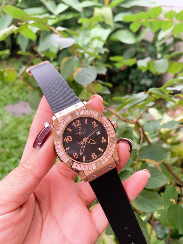 Nơi bán Đồng hồ nữ MHHB14 hulot viền đính hạt - dây cao su màu đen - black mặt cọc kim - size 34mm