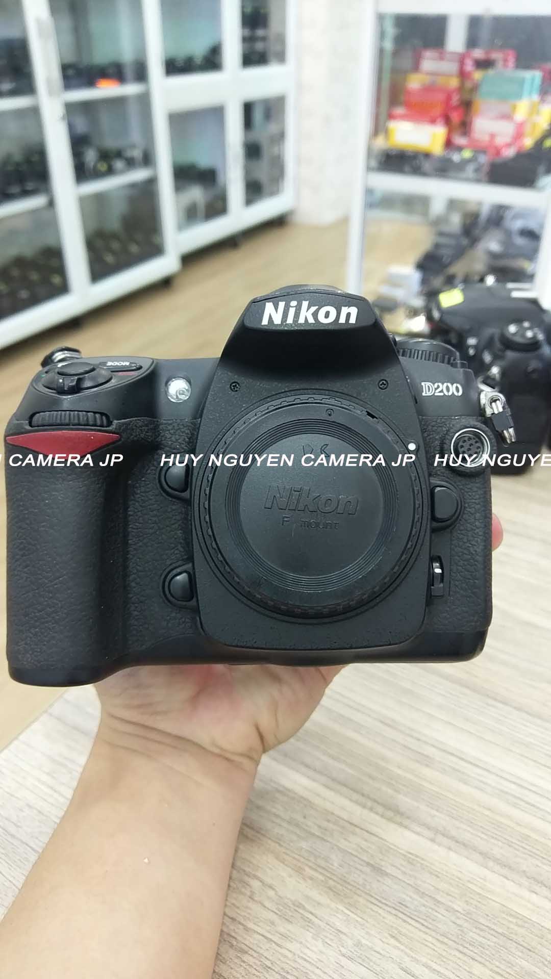Máy ảnh nikon d200 đẹp 99%, cảm biến ccd cho ra màu ảnh vinatge giống film . ống kính 35 70 af , hoặc 35 80 af