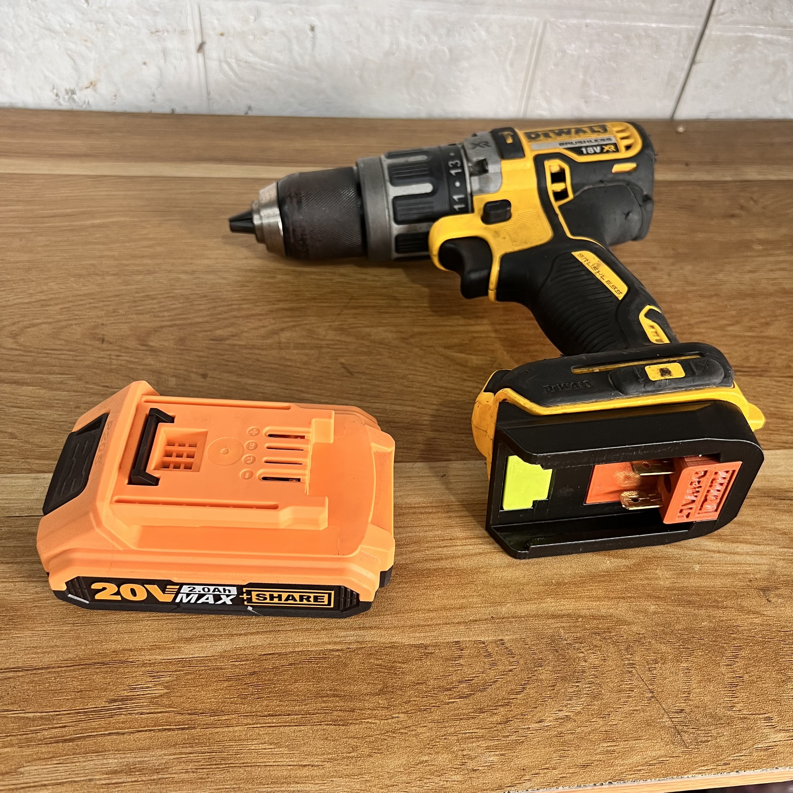 Đế chuyển pin Ingco - Total P20S maxshare dùng cho máy dewalt 20v