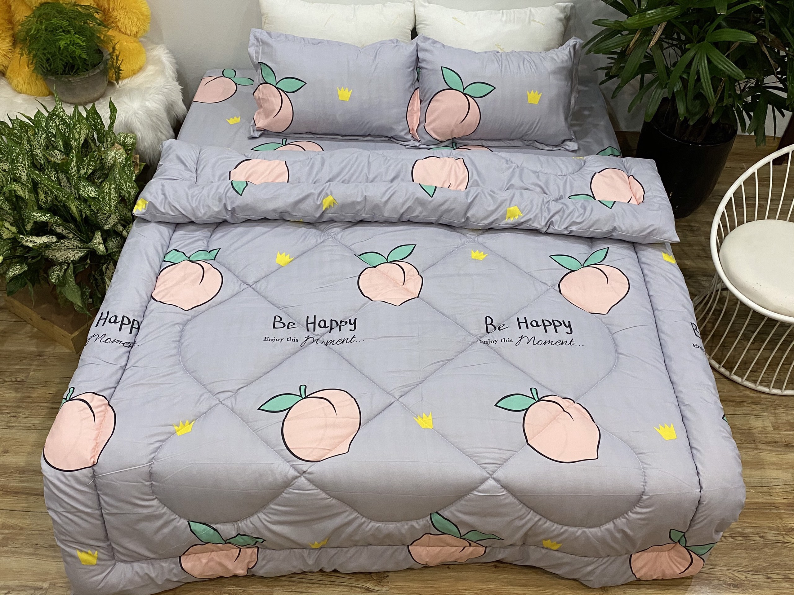 Bộ Chăn Phao 5 Món Mẫu Đào Tím Mã P38 ( Gồm 1 Chăn Phao, 1 ga bo chun,2 vỏ gối nằm và 1 vỏ gối ôm)