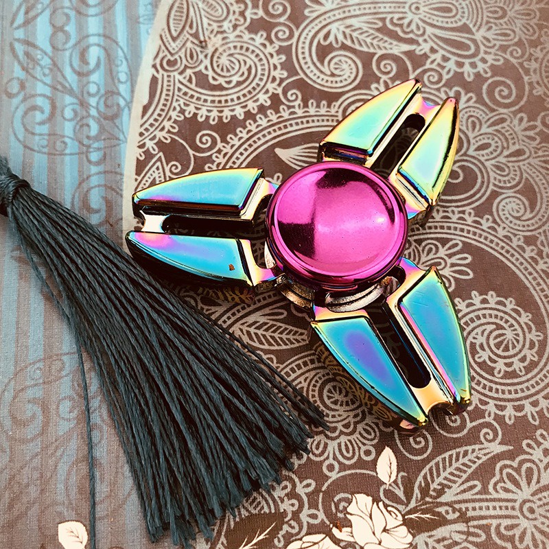 (có hộp thiếc đựng) đồ chơi con quay 3 cánh fidget spinner kim loại tím gradient