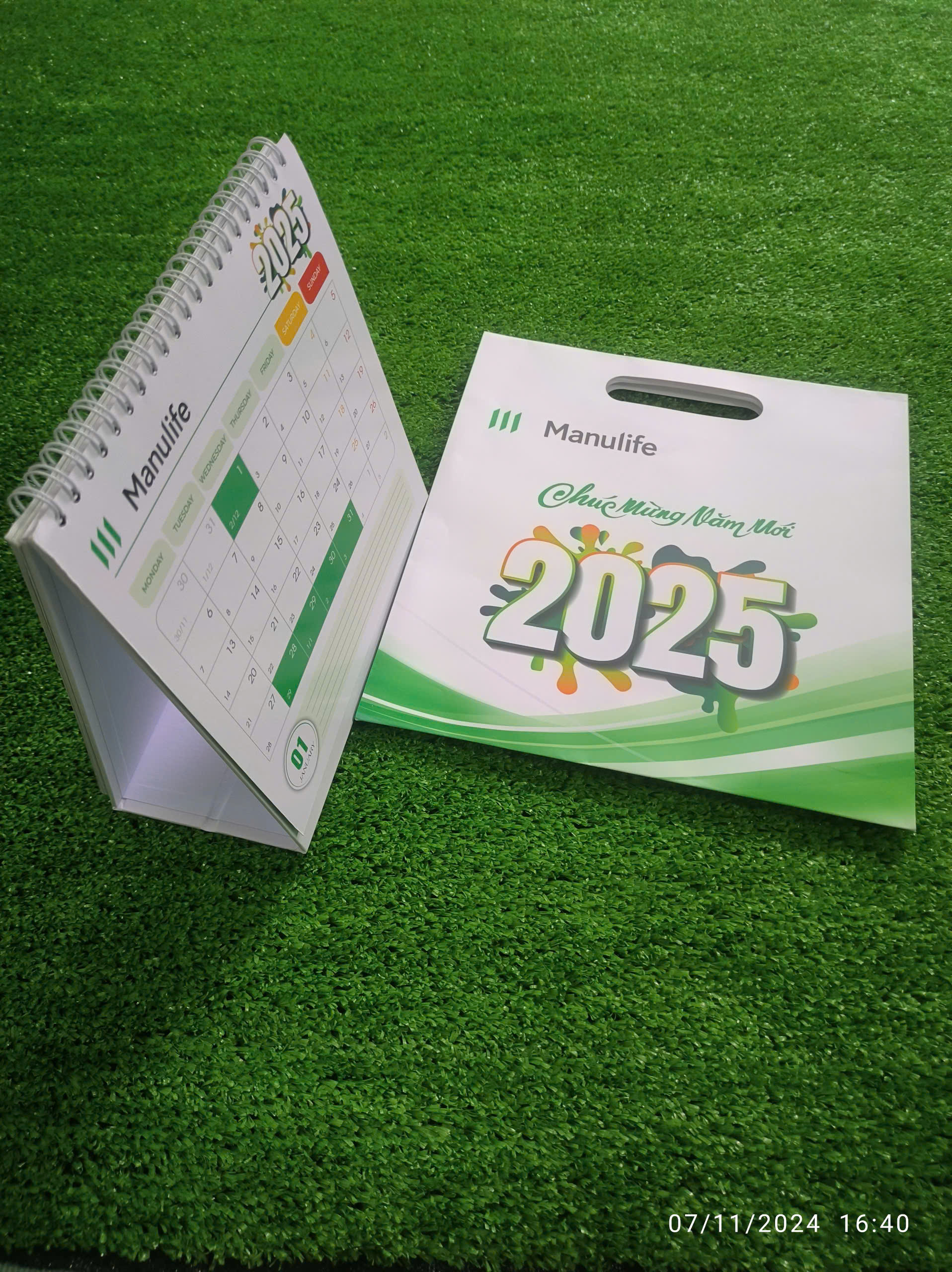 [HCM] Lịch để bàn 2025 ( in hình Manulife)