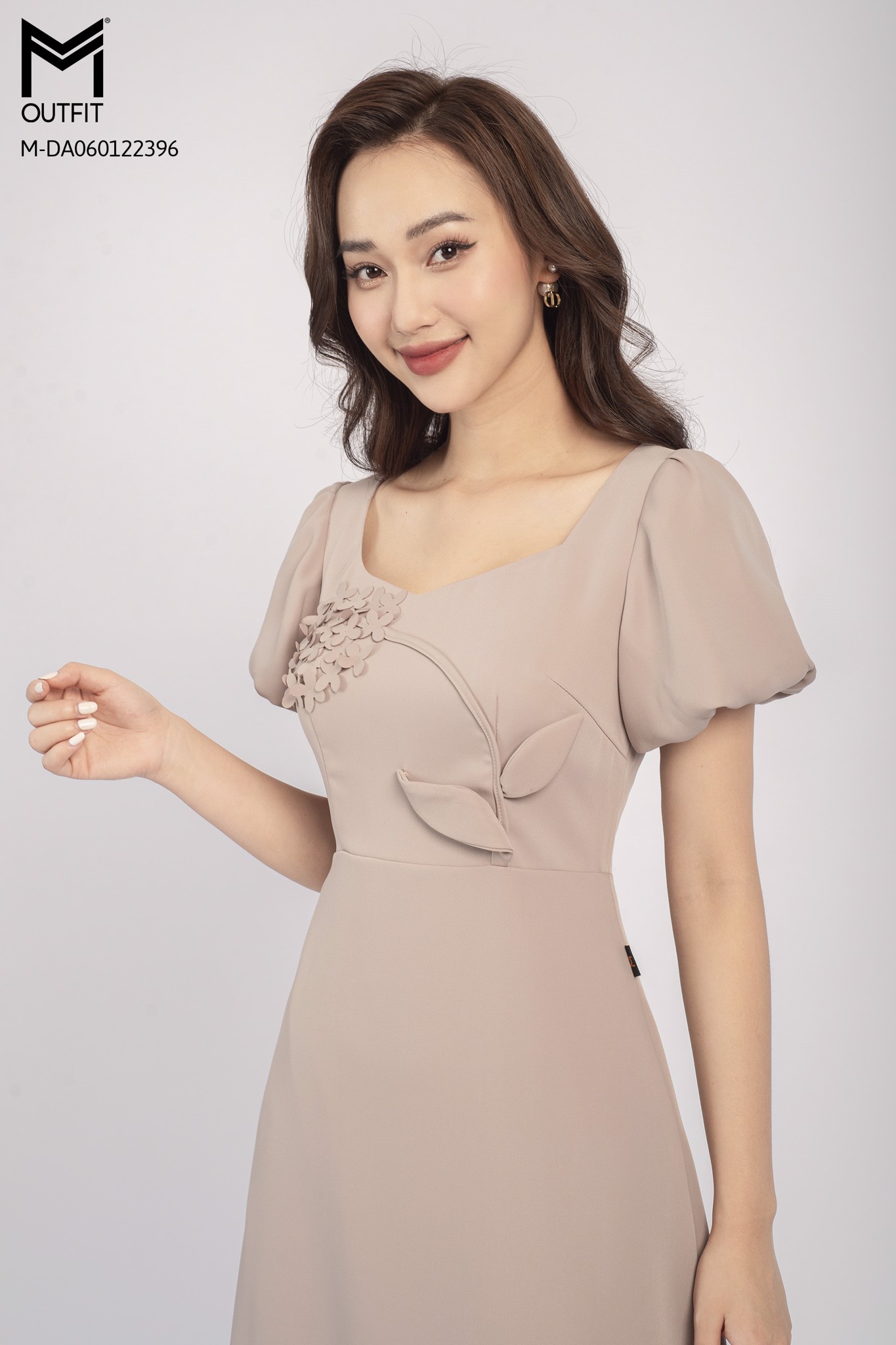 Đầm cổ U đính hoa 3D - Mmoutfit