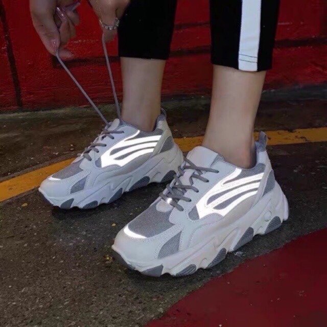Giày sneaker phản quang dây kẻ mới