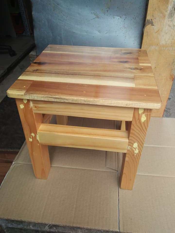 Ghế đôn bằng gỗ thông vuông 30 cm