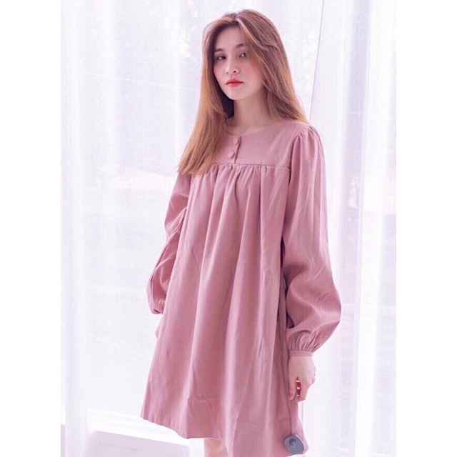 Đầm suông hồng tay dài nút bọc