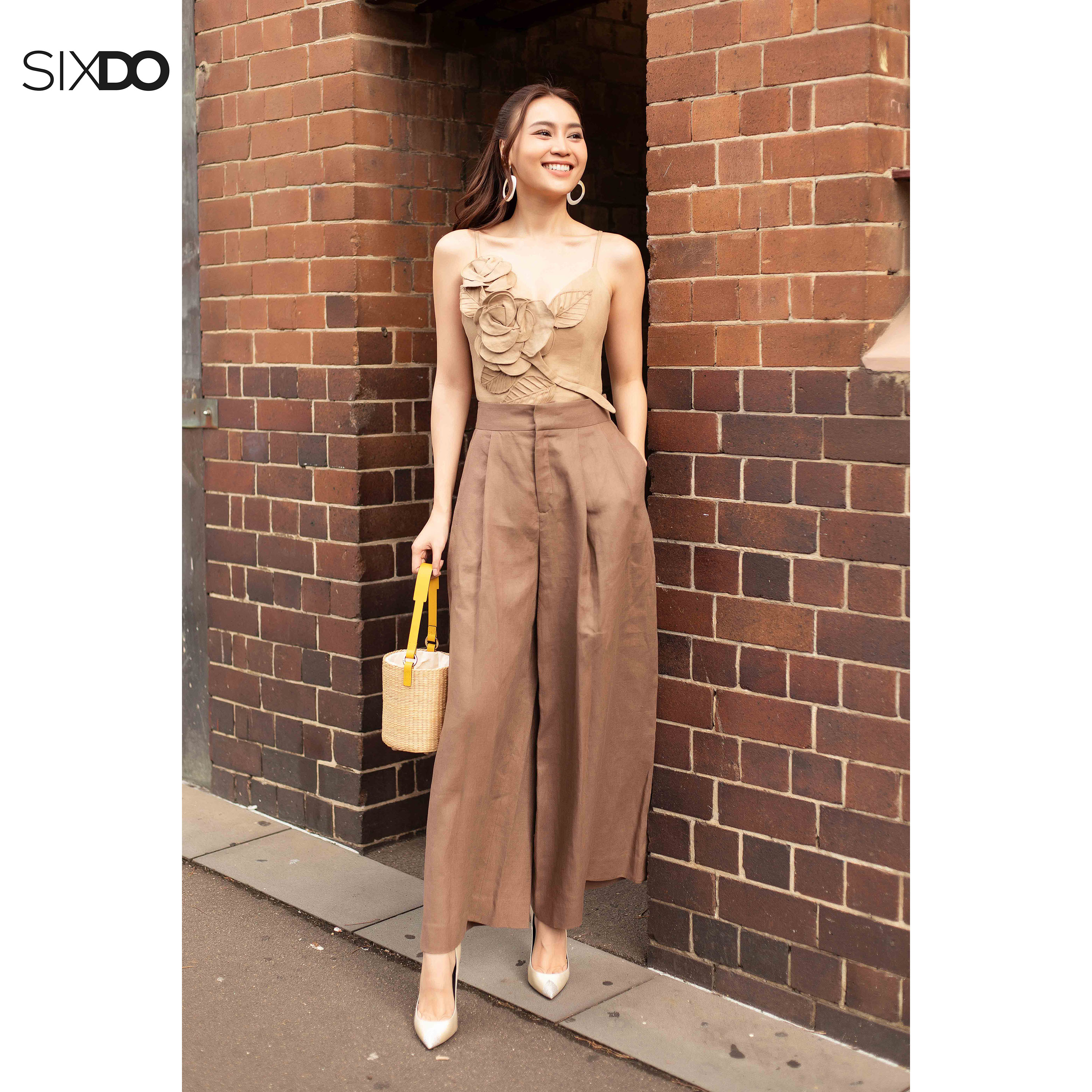 Áo linen nữ hai dây phối hoa SIXDO (Yellowish-brown Cropped Linen Top)