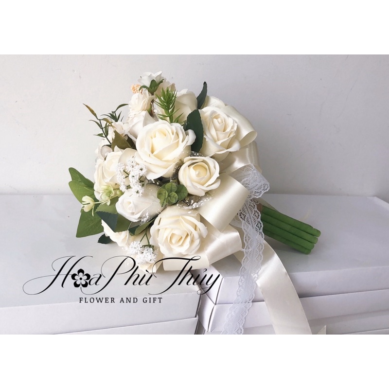 Hoa cưới cầm tay cô dâu bằng sáp thơm