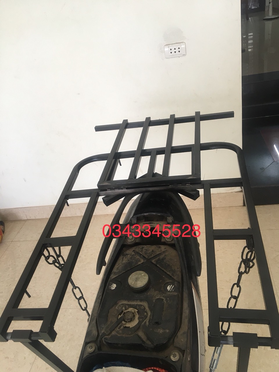 Giá chở hàng, baga xe máy đa năng có thể mở cốp đổ xăng không cần tháo giá rẻ - tặng 2 dây chằng