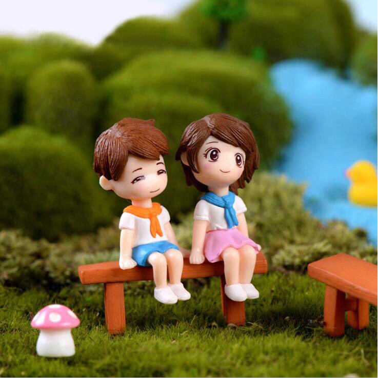 [HCM]Mô hình Cặp Đôi Học Sinh Ngồi Ghế  trang trí tiểu cảnh thủy sinh terrarium chậu cây cảnh sen đá bánh kem xương rồng