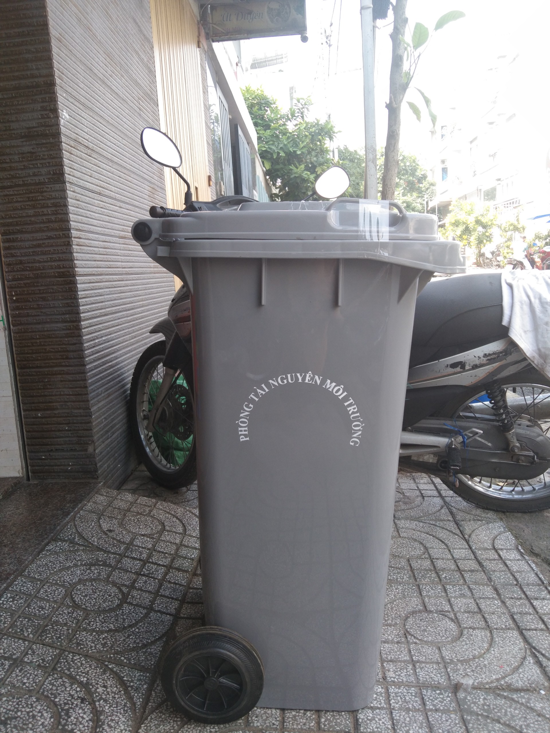 Thùng rác nhựa 120 lít màu xám