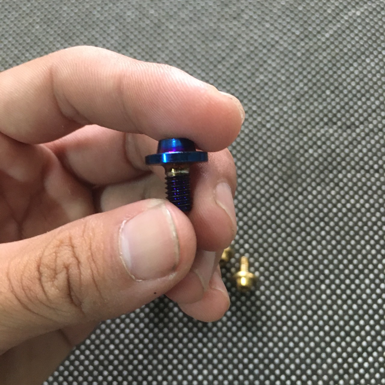 [CHUYÊN ỐC KIỂU] ỐC INOX GẮN CATTE XE MÁY 6LY DÀI 1 PHÂN ĐỘ LÊN MÀU THỂ HIỆN ĐẲNG CẤP (XI TITAN)