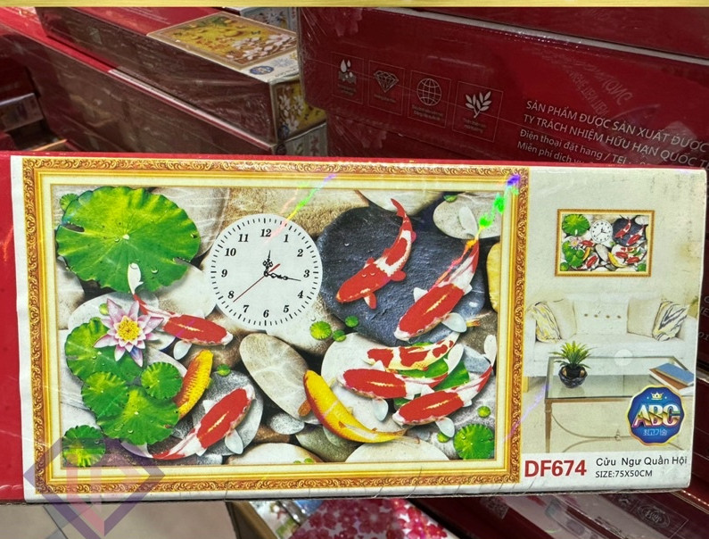 Tranh đính đá cửu ngư quần hội Y8182-KT: 120x60cm. Sản xuất trên dây chuyền công nghệ Nhật Bản, với công nghệ in 6D tạo nên màu sắc chân thực nhất, góp phần lớn trong việc xây dựng thần thái và chiều sâu cho bức tranh.