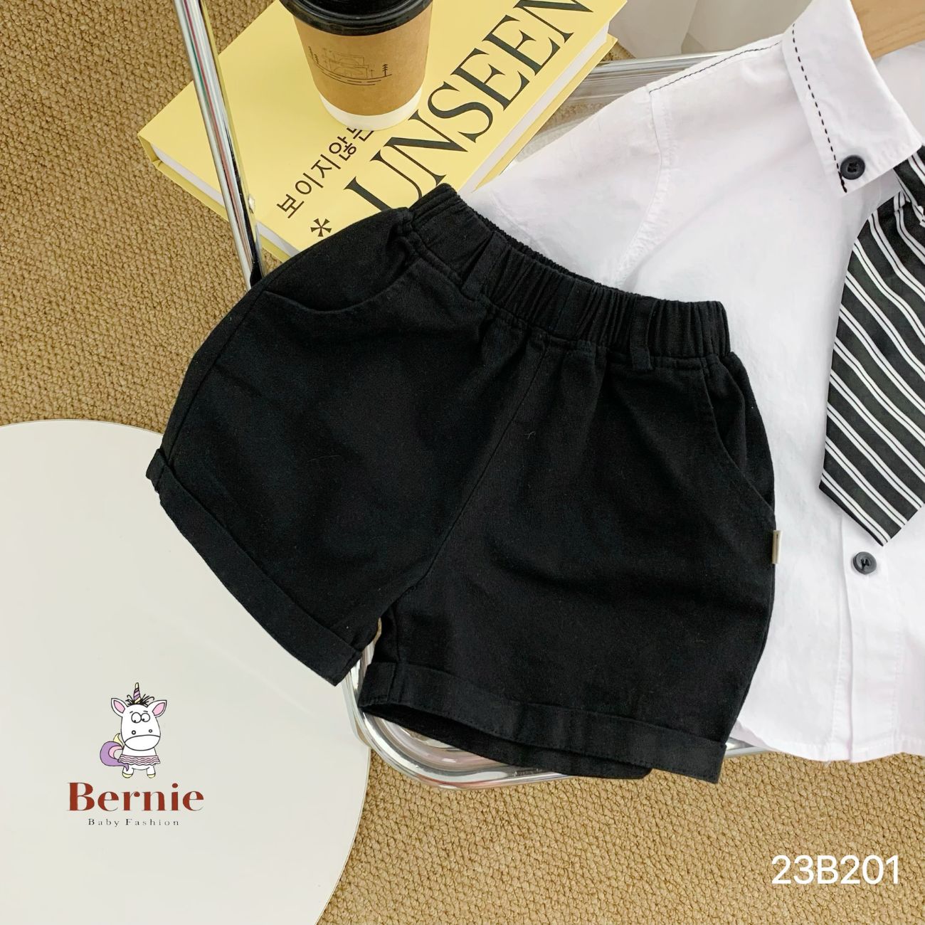 Set bộ đi chơi bé trai BERNIE áo sơ mi trắng cà vạt phối huy hiệu cho bé từ 9 đến 24kg