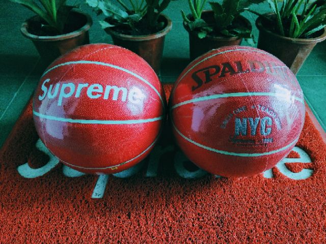 Bóng rổ Spalding x Supreme