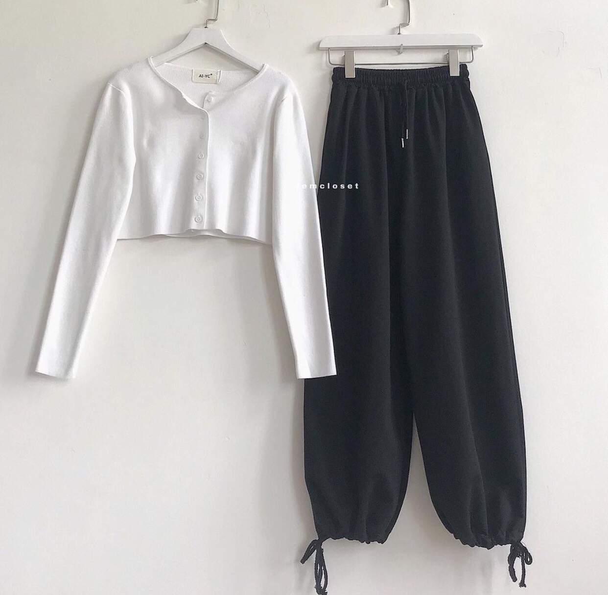 Set quần jogger dây rút + crop gân tay dài trắng