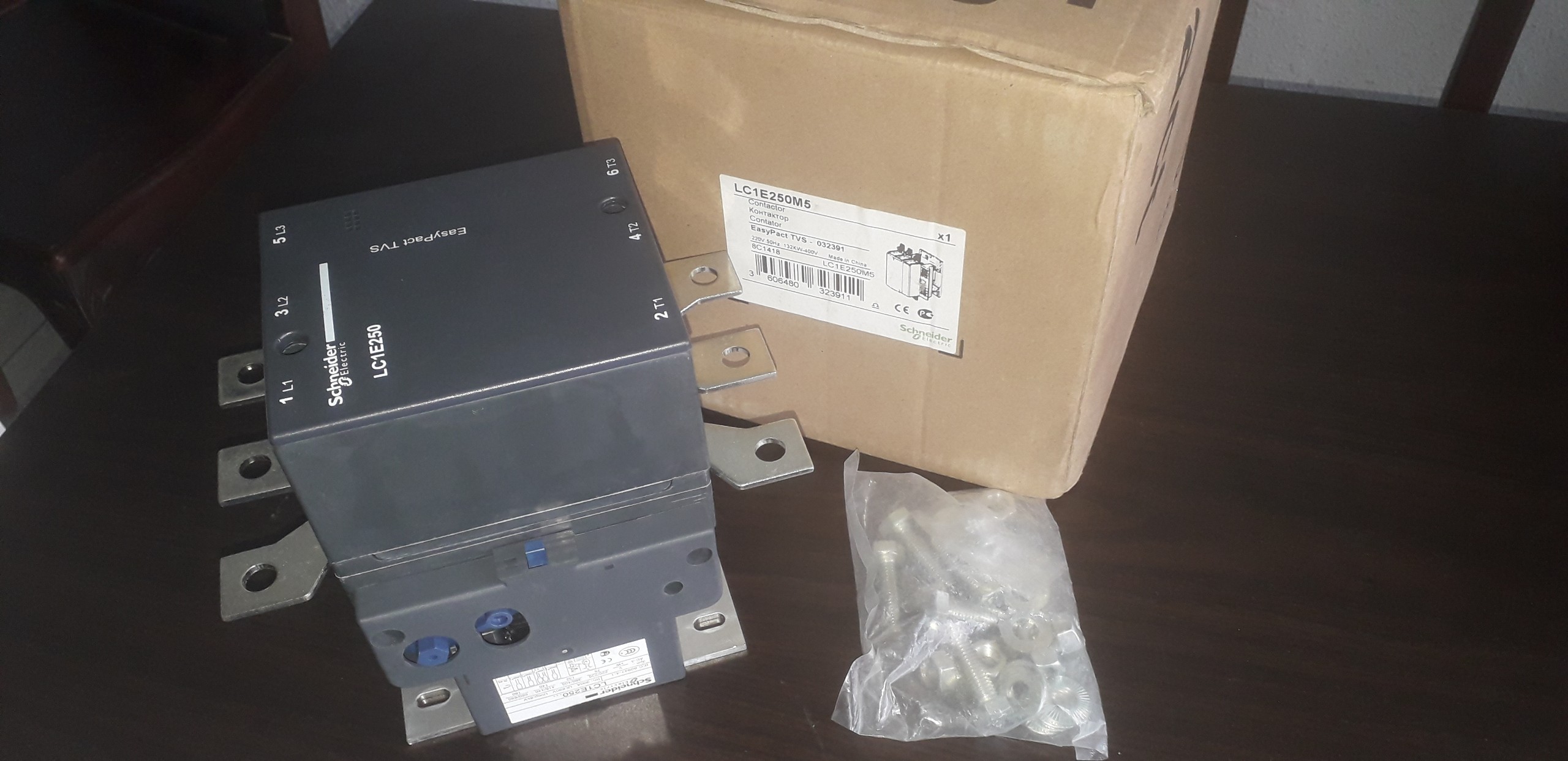 Contactor lc1e250m5 schneider 3p 250a cuộn hút 220vac