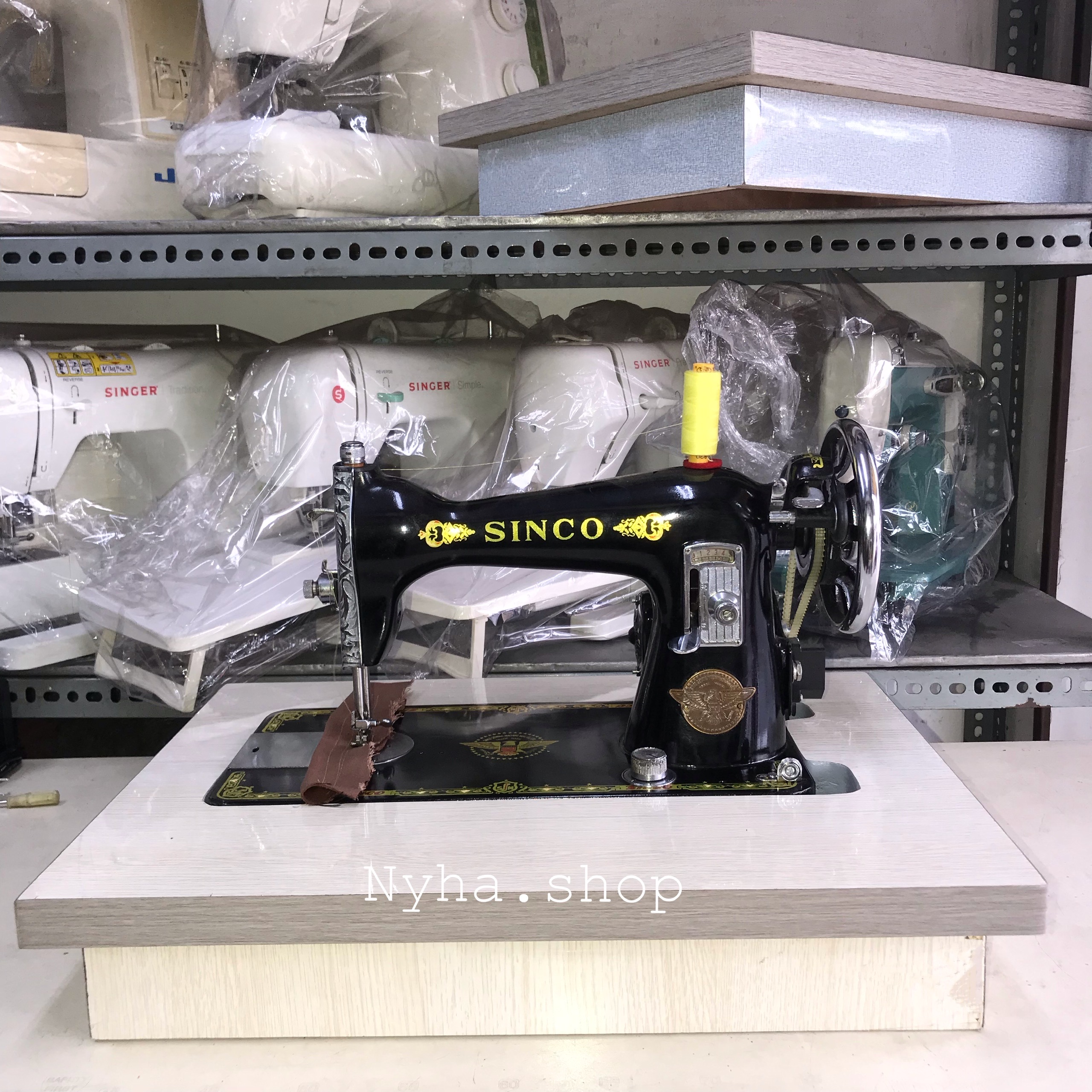 ĐẾ GỖ MÁY MAY CON BƯỚM CÓ ỐC BẢN LỀ (KHÔNG BAO GỒM ĐẦU MÁY)