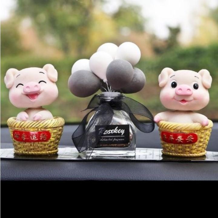 [HCM]TƯỢNG HAI CHÚ HEO MAY MẮN LẮC LƯ ĐẦU DỄ THƯƠNG VÀ BÌNH BONG BÓNG TRANG TRÍ TAPLO XE Ô TÔ