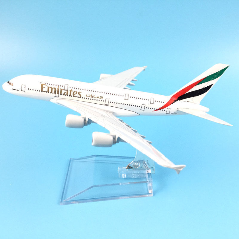 Mô hình máy bay Emirates 16cm + đế trưng bày