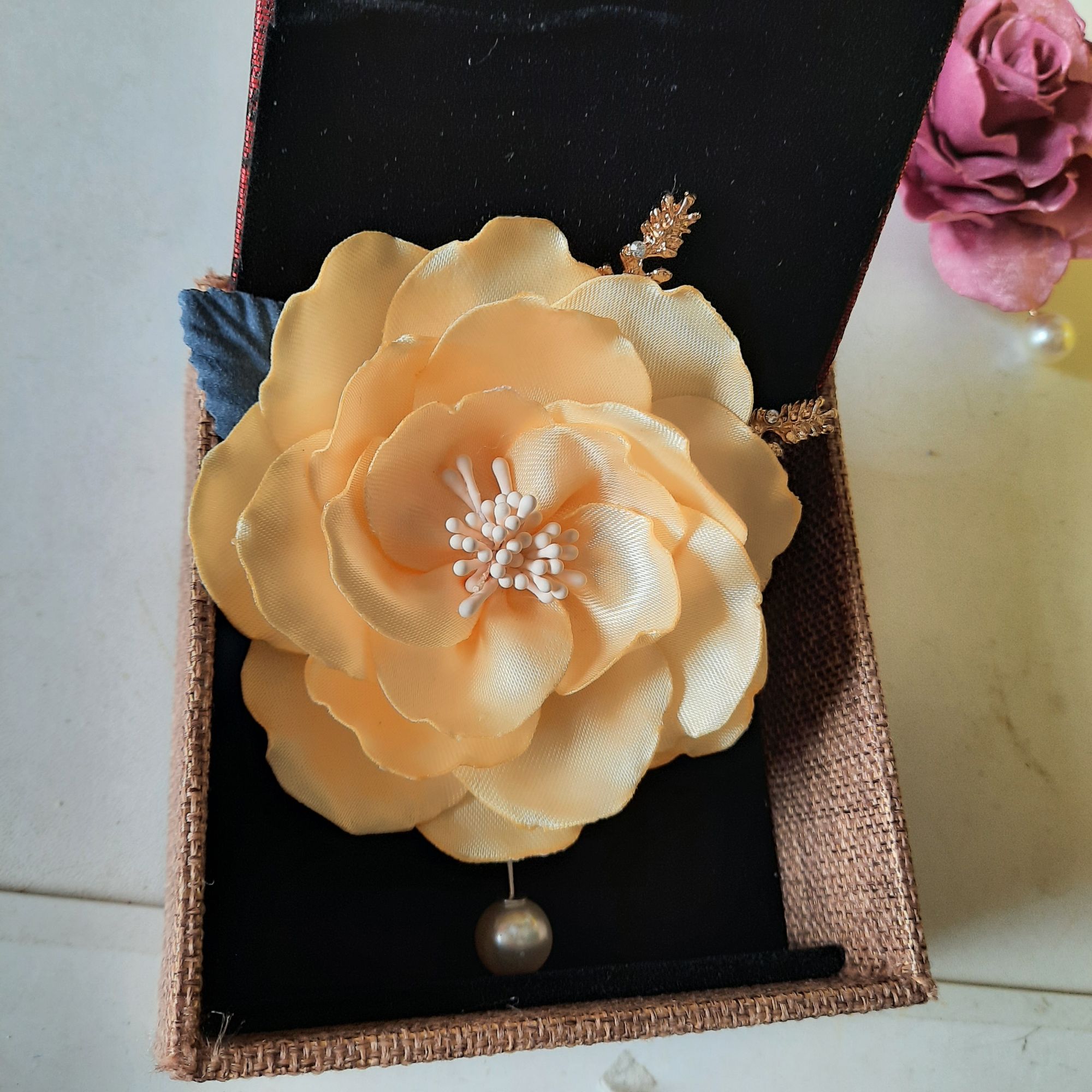 hoa cài áo bông hoa trà lụa satin vàng nhạt