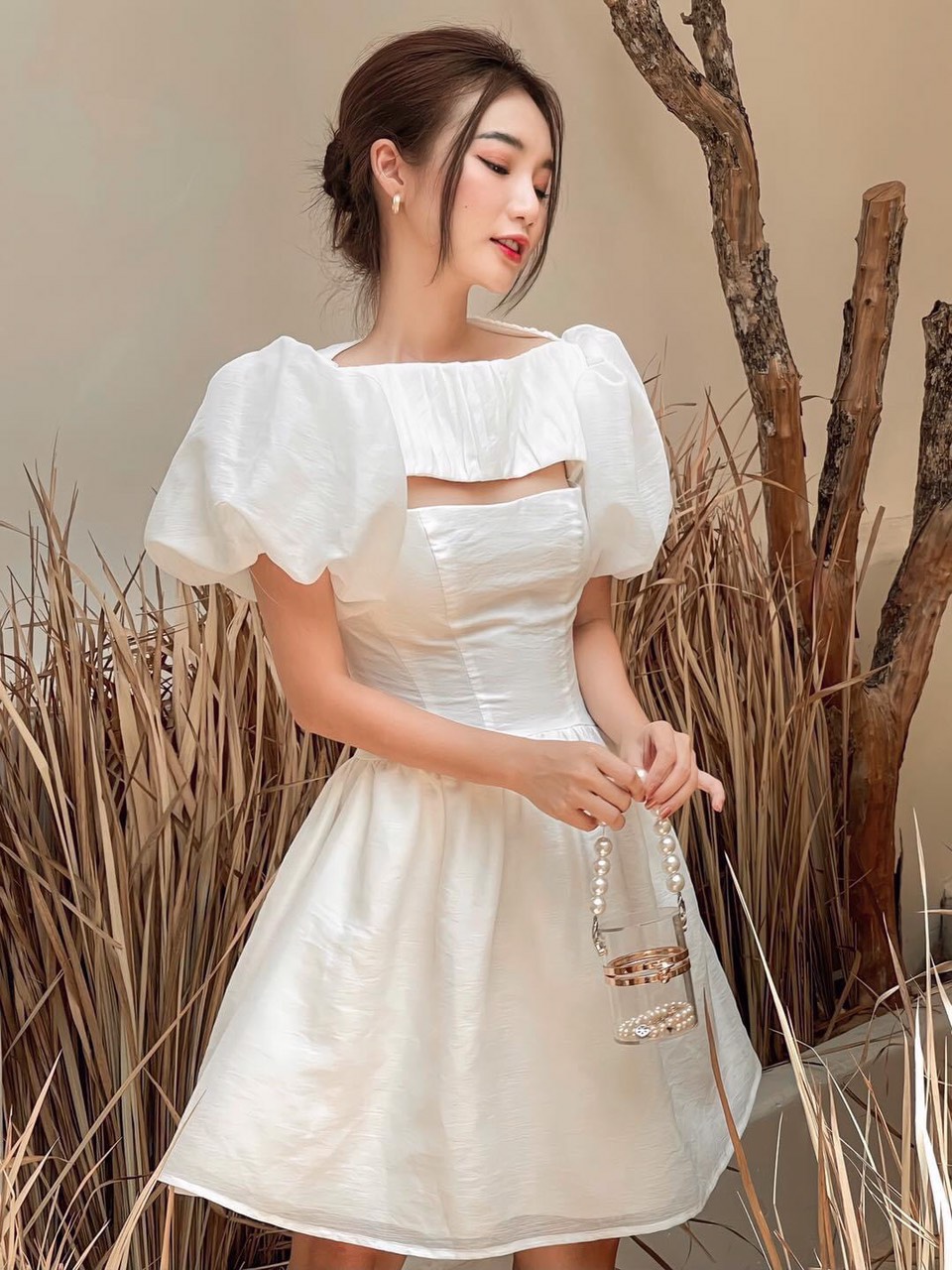 Đầm dự tiệc nữ trắng hở lưng tay phồng