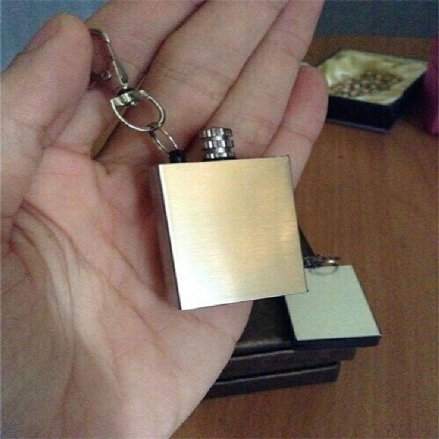 BẬT LỬA quẹt DIÊM XĂNG Vuông kiêm MÓC KHÓA